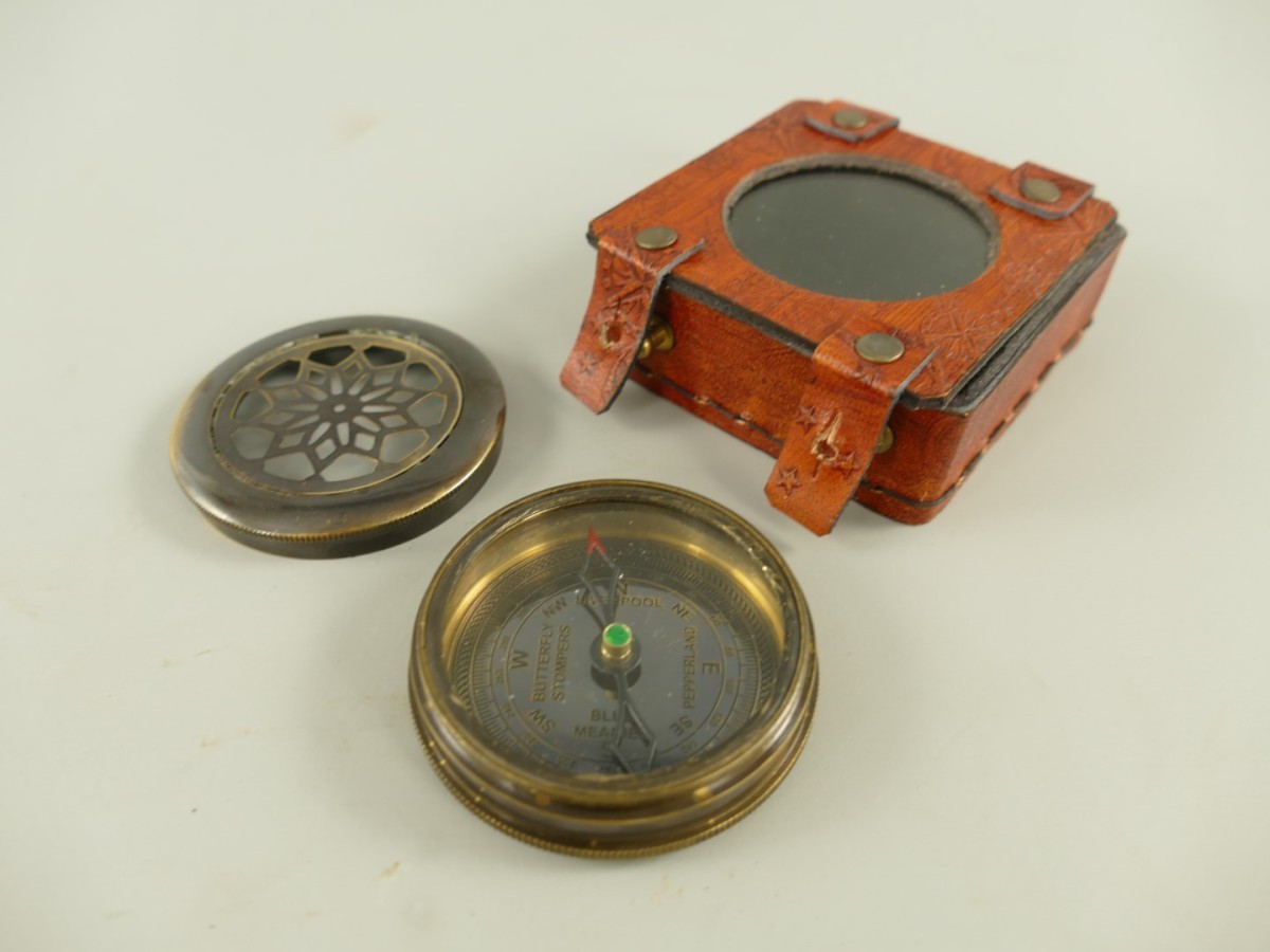 Decorative Antiqued Brass Compass in Leather Case, Ø 6 cm