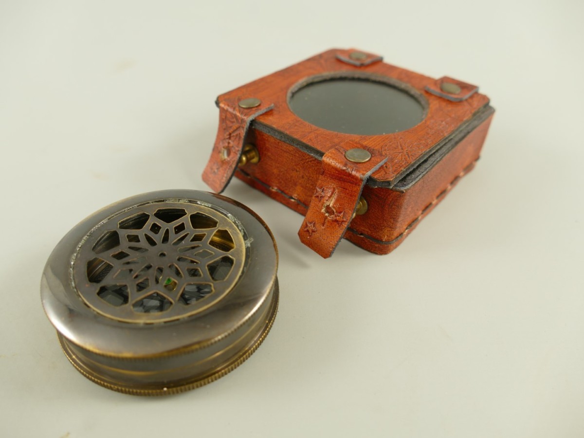 Decorative Antiqued Brass Compass in Leather Case, Ø 6 cm
