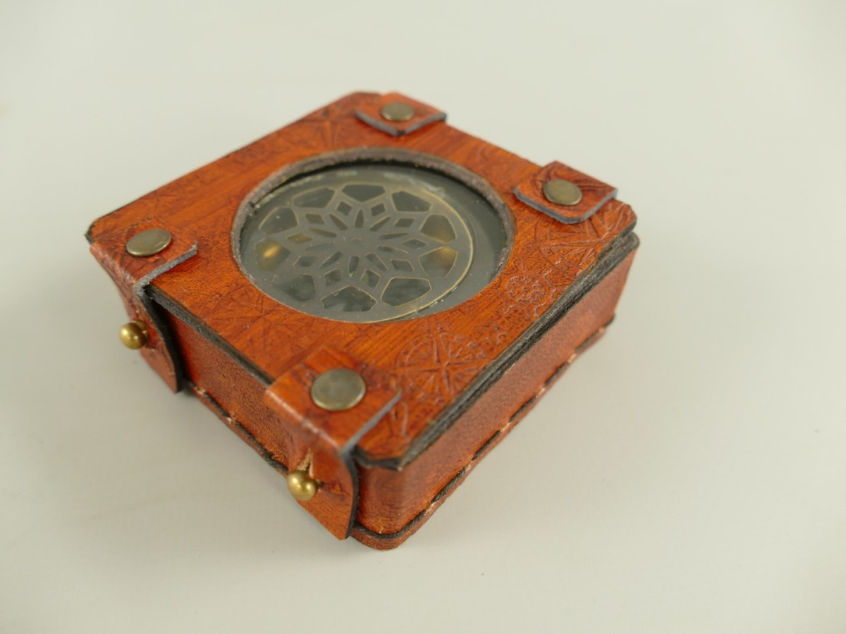 Decorative Antiqued Brass Compass in Leather Case, Ø 6 cm