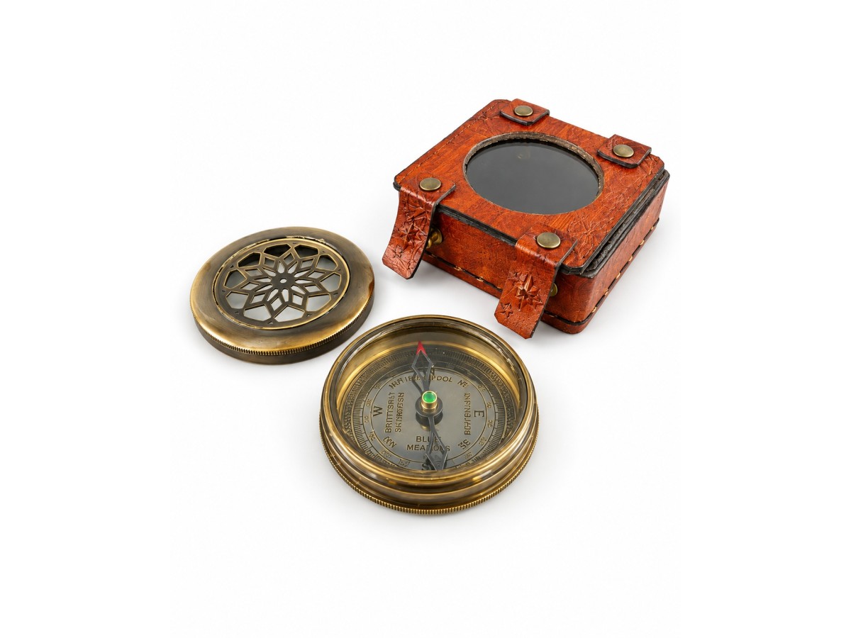 Decorative Antiqued Brass Compass in Leather Case, Ø 6 cm