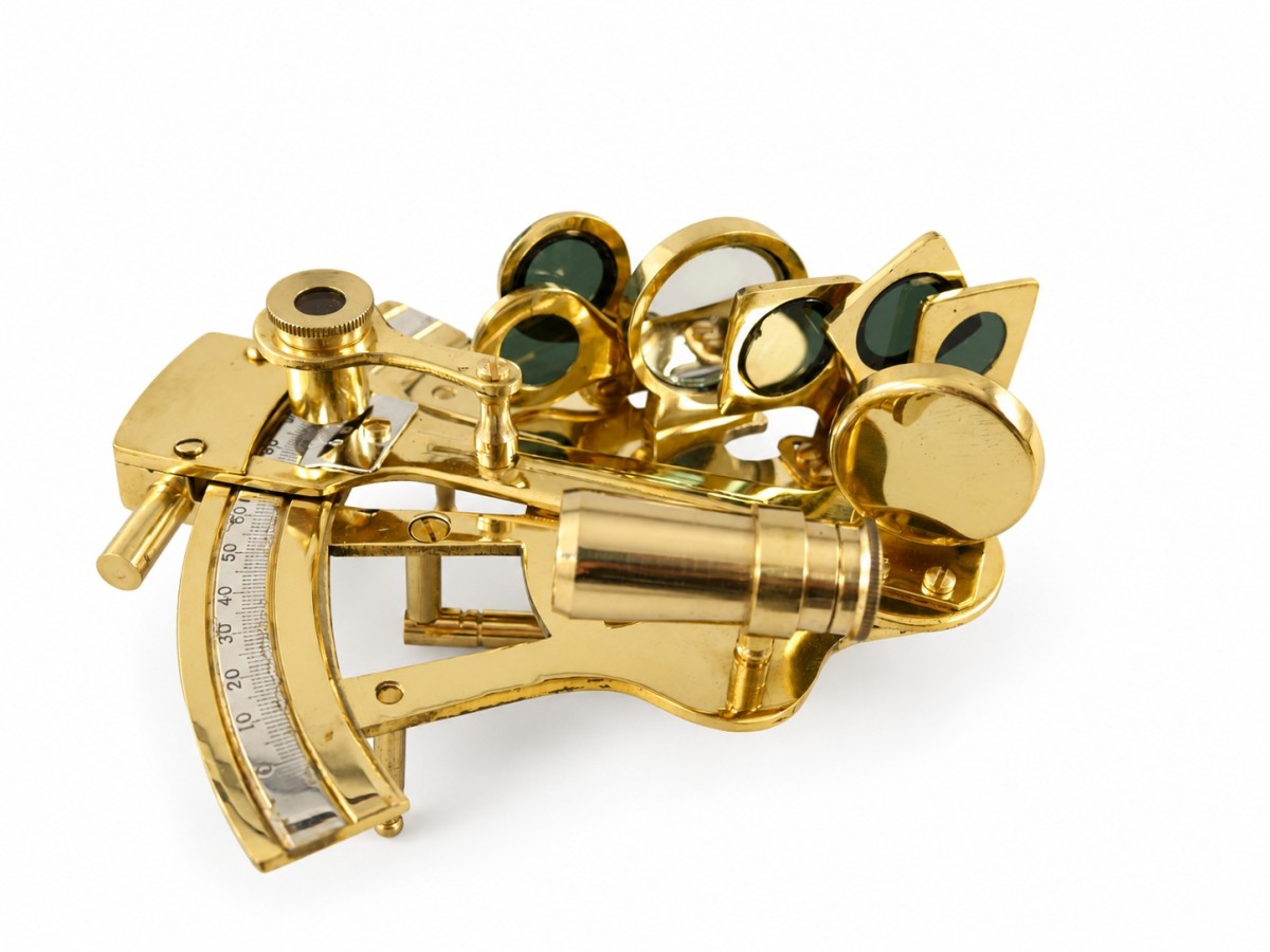 Dekorativní mosazný sextant v dřevěné krabičce, 5 × 10 × 12 cm