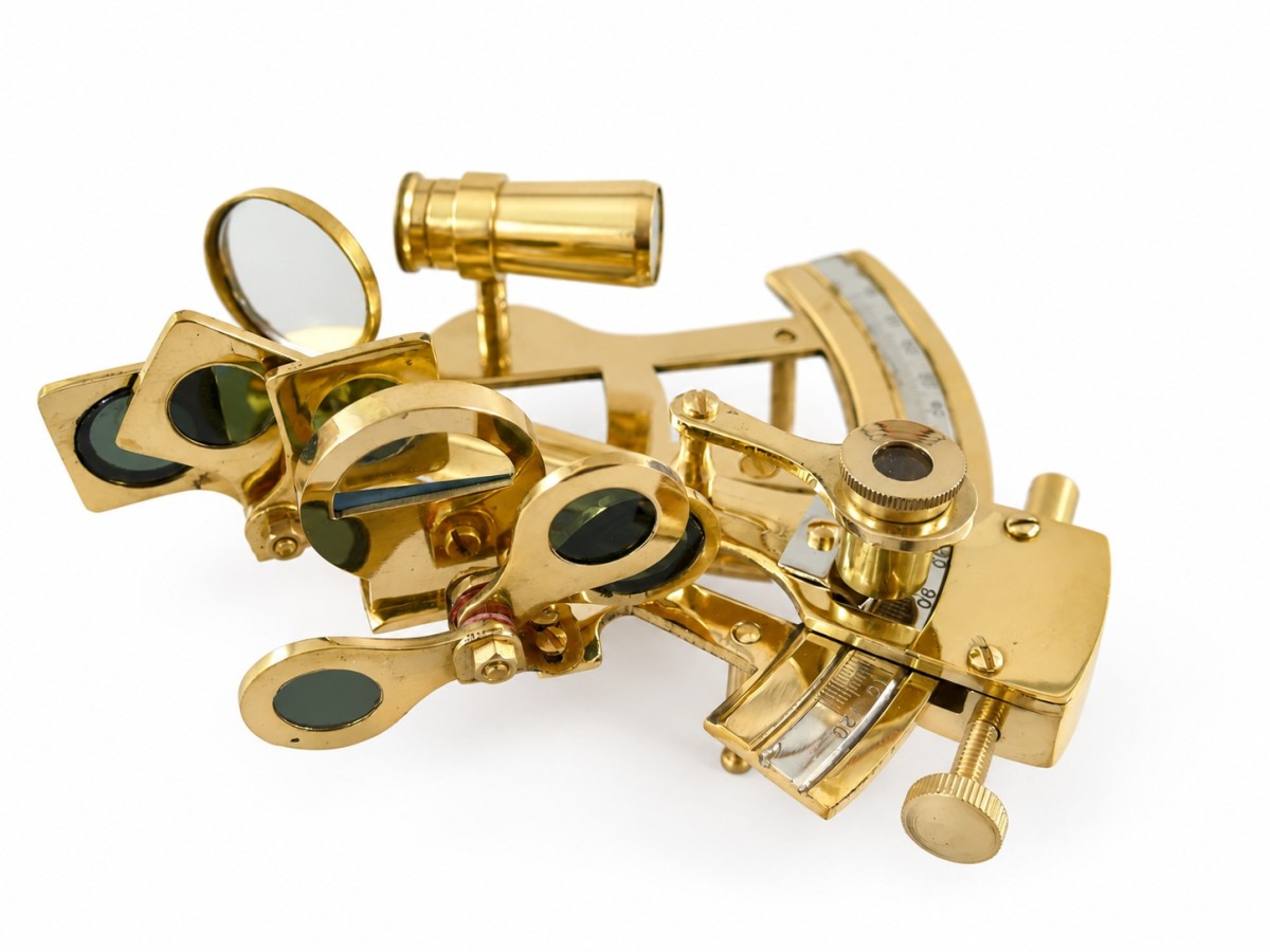 Dekorativní mosazný sextant v dřevěné krabičce, 5 × 10 × 12 cm