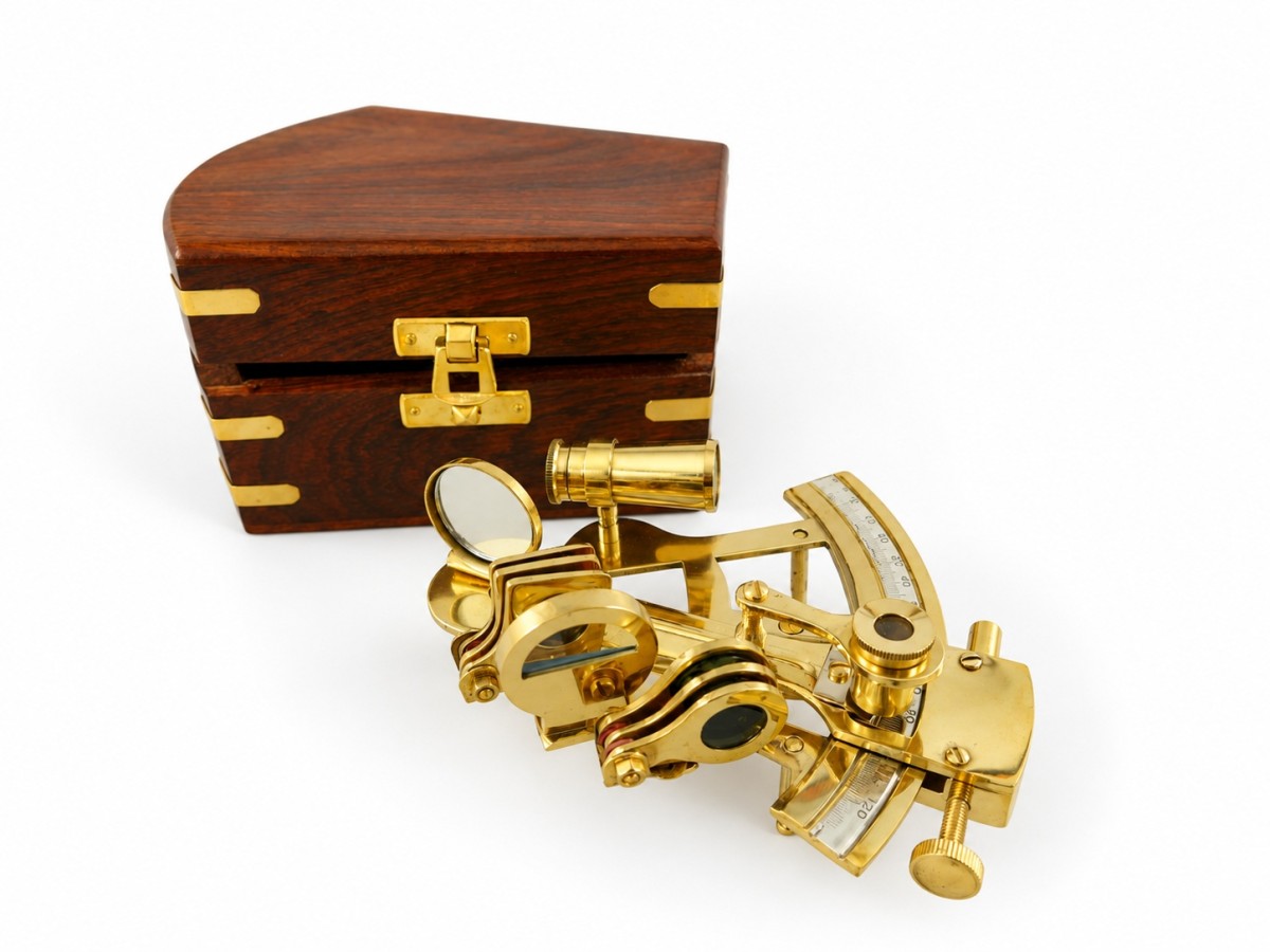 Dekorativní mosazný sextant v dřevěné krabičce, 5 × 10 × 12 cm