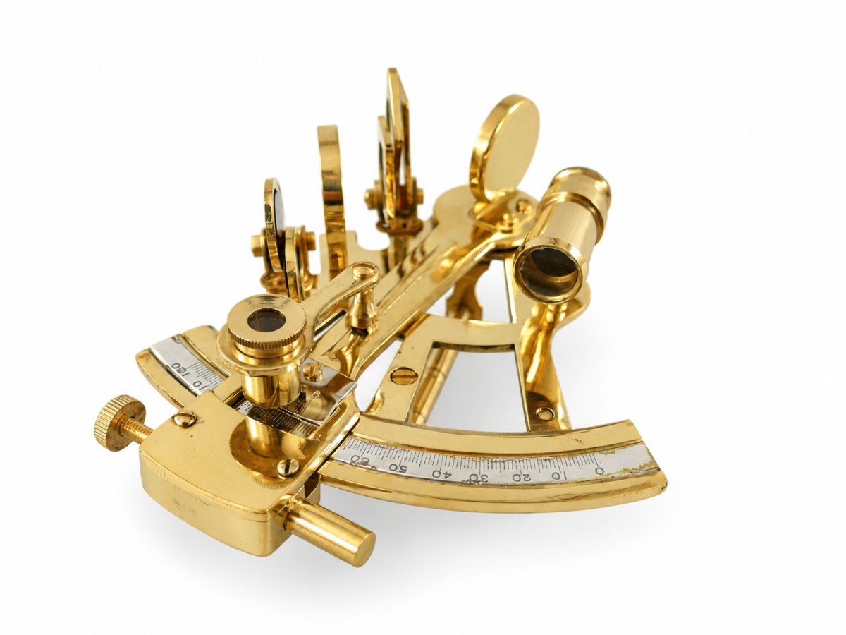 Dekorativní mosazný sextant v dřevěné krabičce, 5 × 10 × 12 cm