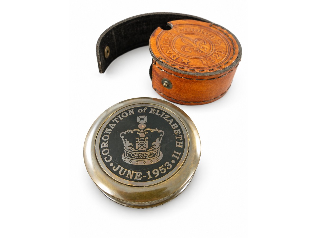 Decorative Antiqued Brass Compass, 8 × 2 cm