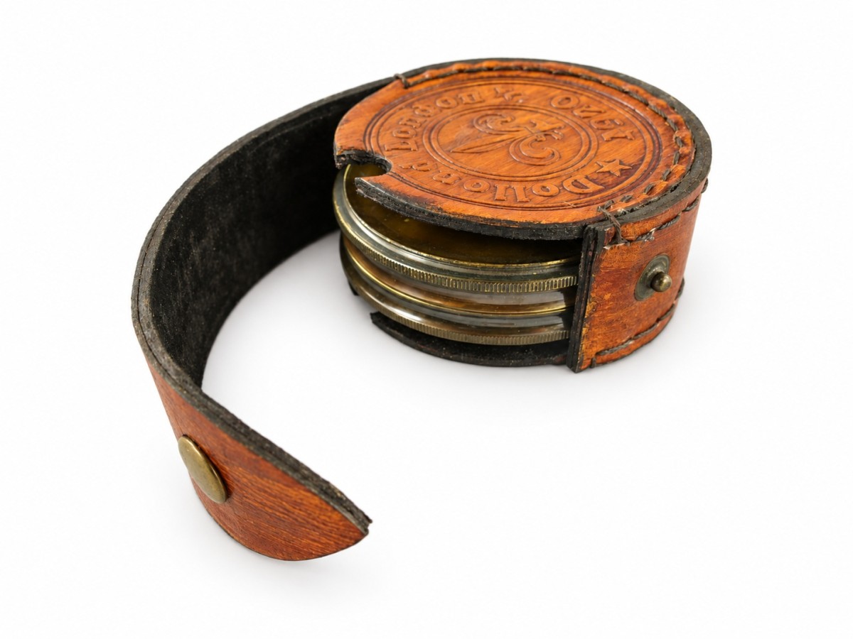 Decorative Antiqued Brass Compass, 8 × 2 cm