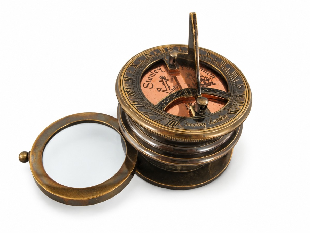 Decorative Antiqued Brass Compass in Leather Case, Ø 9 cm