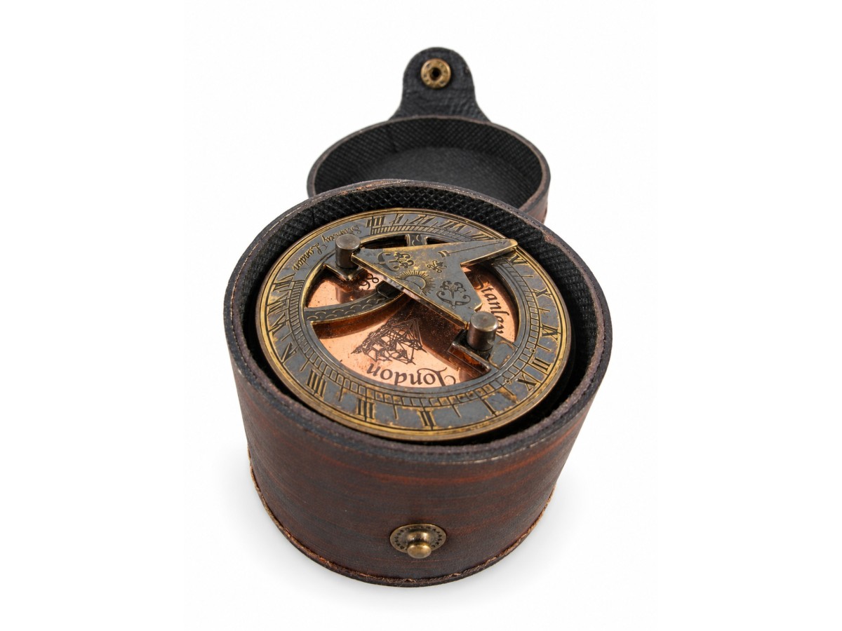 Decorative Antiqued Brass Compass in Leather Case, Ø 9 cm