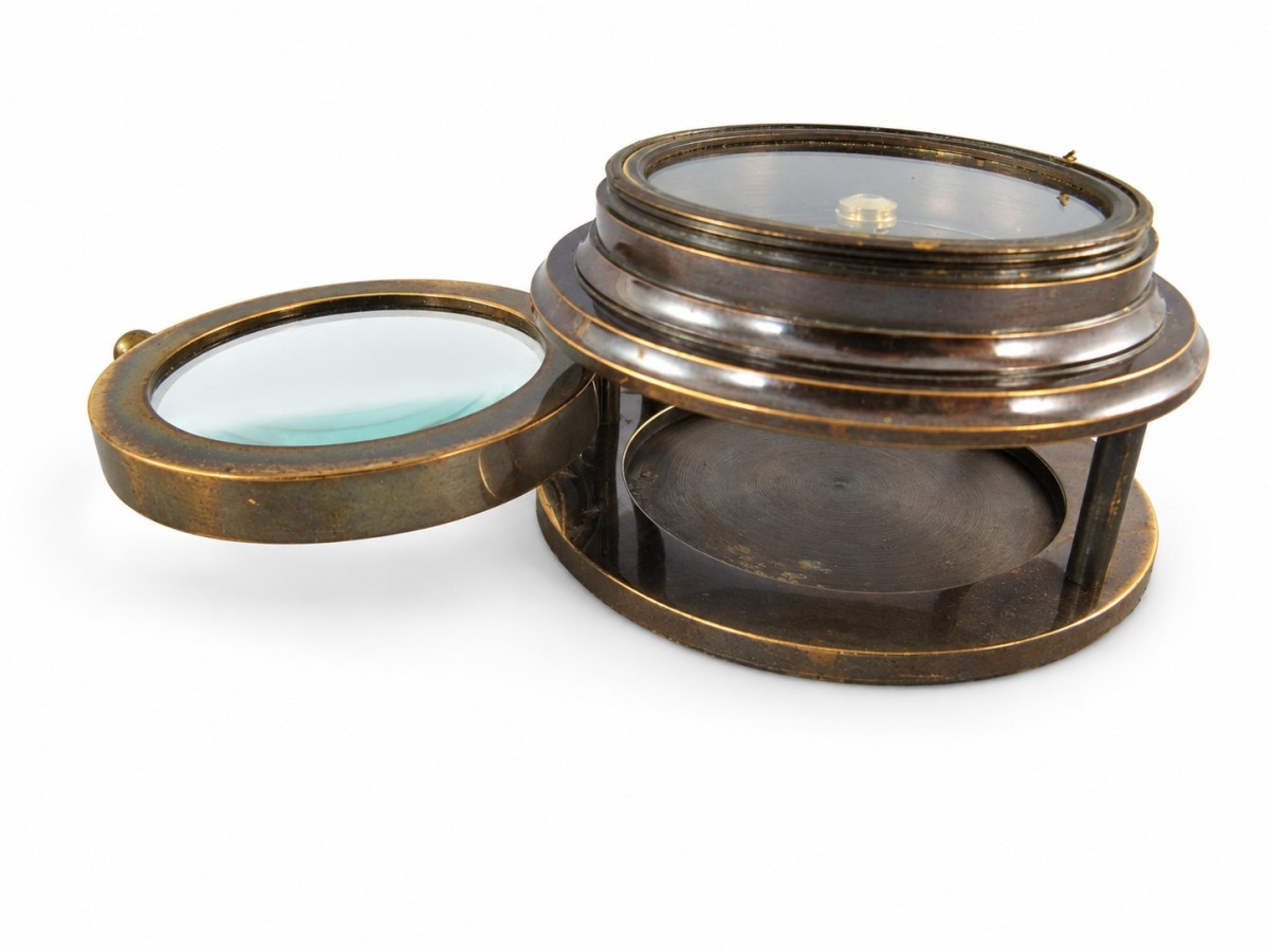 Decorative Antiqued Brass Compass in Leather Case, Ø 9 cm