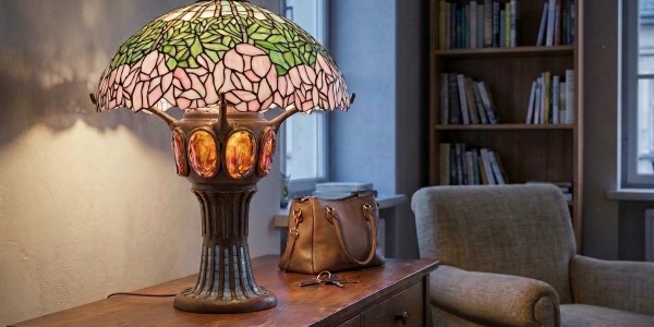 Jak vybrat Tiffany lampu: velikost, světlo, materiály a na co si dát pozor
